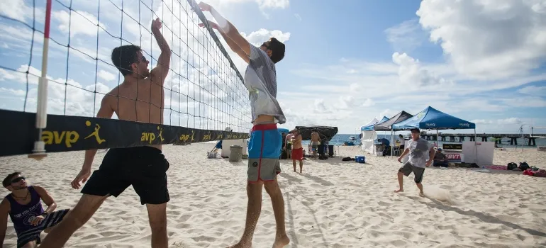 People playing volleyball and thinking about affordable places to live in Florida 