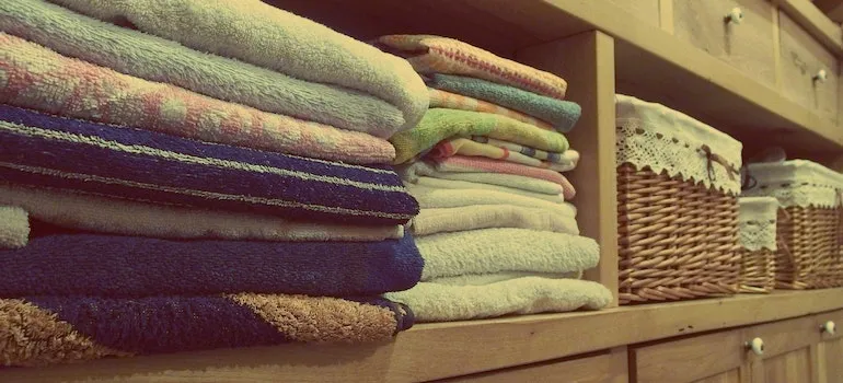 towels on the shelf 