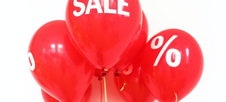 Red baloon with sale sign